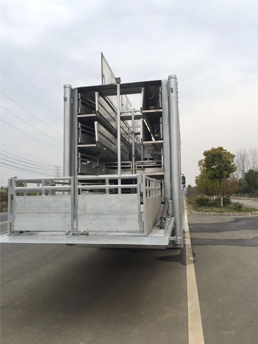 前四后八畜禽运输车 现代畜牧业的高效物流解决方案