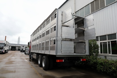 东风天龙KL前四后八国六畜禽运输车左后视角详解